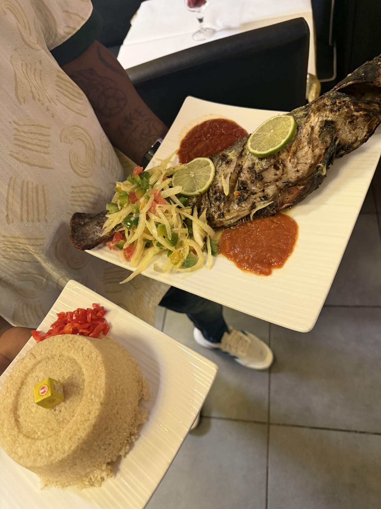 Poisson braisé avec attiéké et légumes